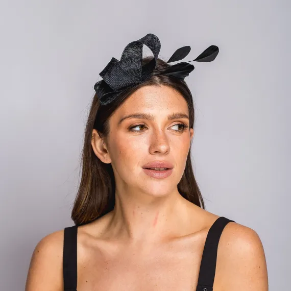 Czarny fascynator z ozdobnym splotem i piórkami