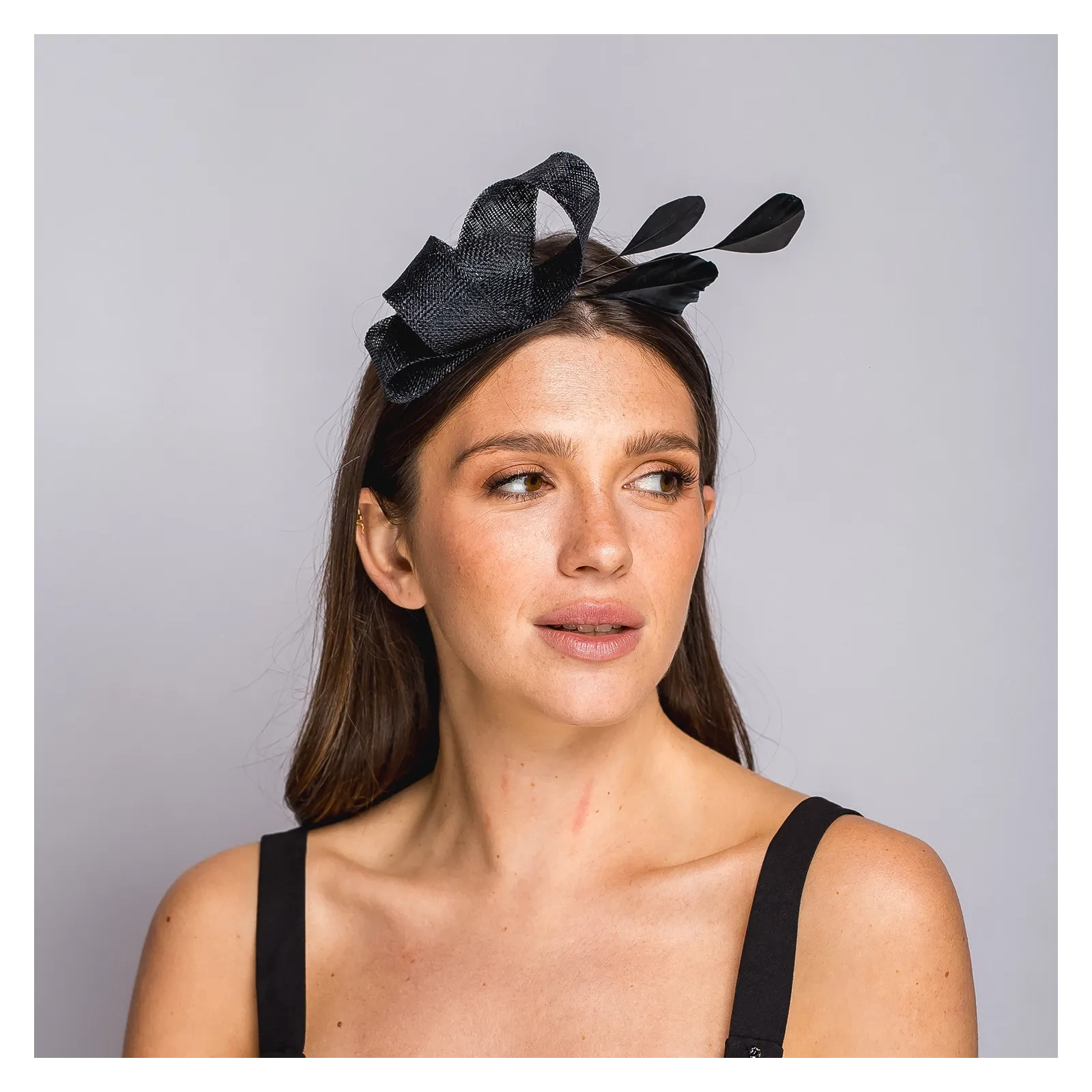Czarny fascynator z ozdobnym splotem i piórkami
