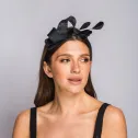 Czarny fascynator z ozdobnym splotem i piórkami