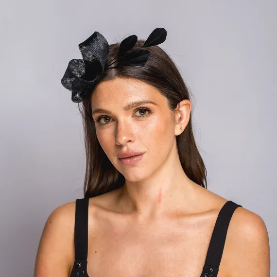 Czarny fascynator z ozdobnym splotem i piórkami