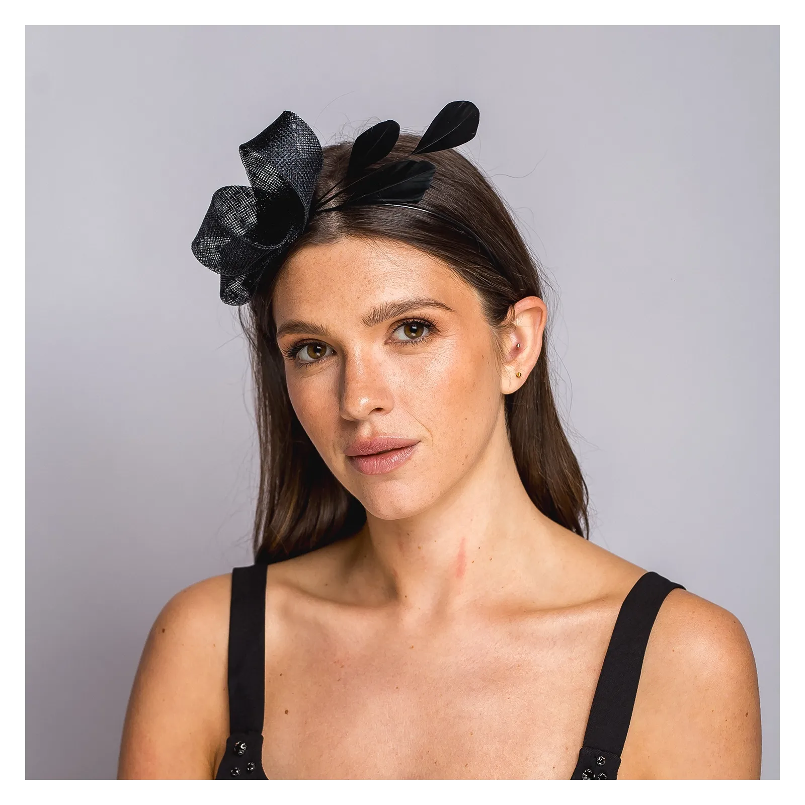 Czarny fascynator z ozdobnym splotem i piórkami