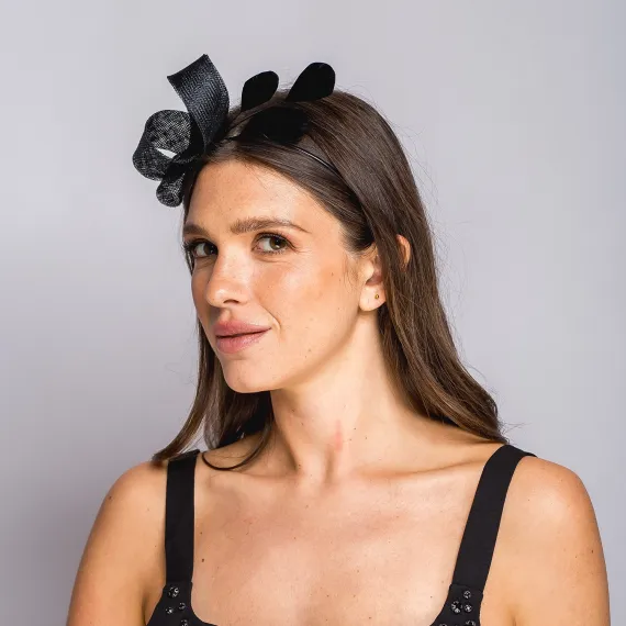 Czarny fascynator z ozdobnym splotem i piórkami