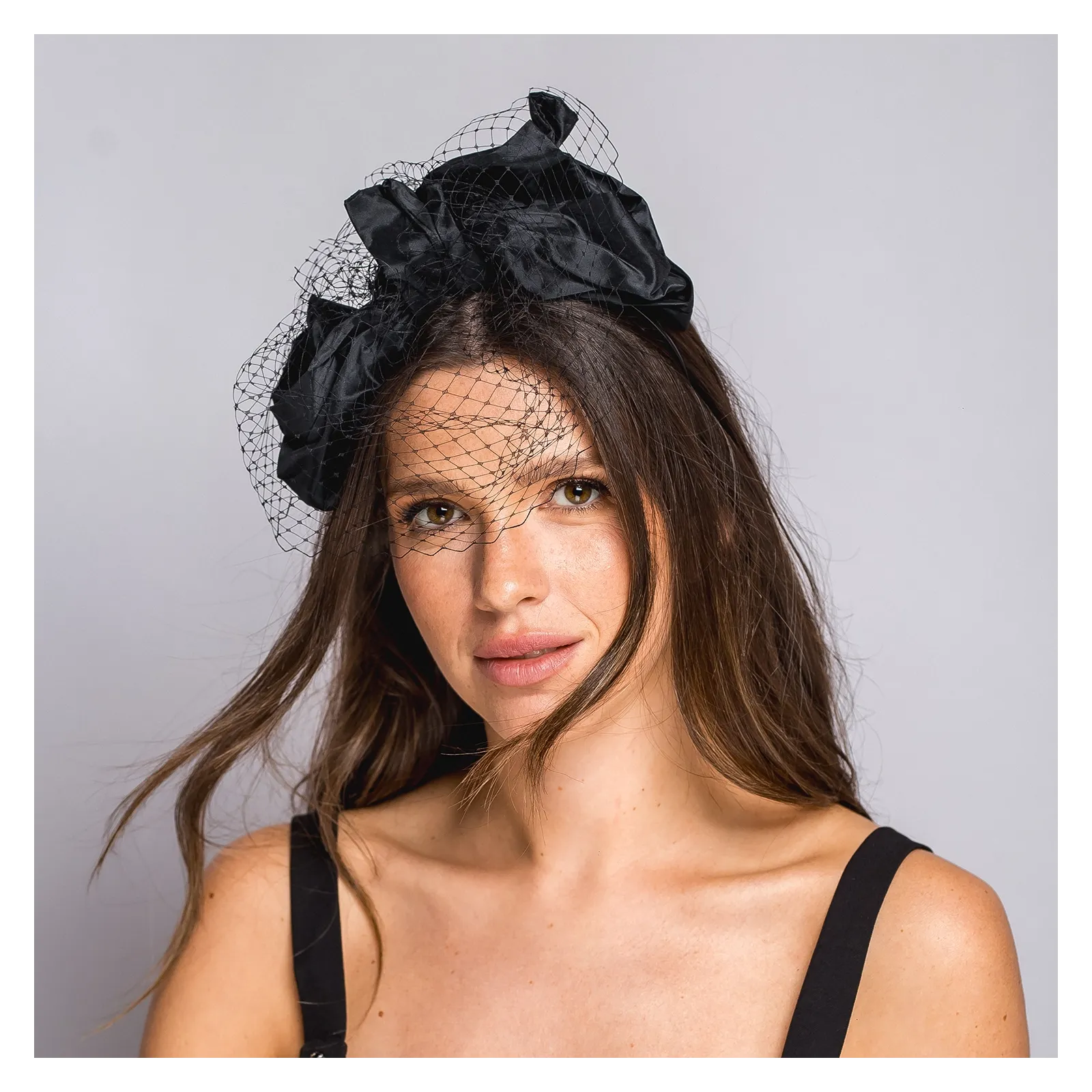 Czarna elegancka opaska z woalką i dużą kokardą