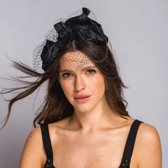 Czarna elegancka opaska z woalką i dużą kokardą