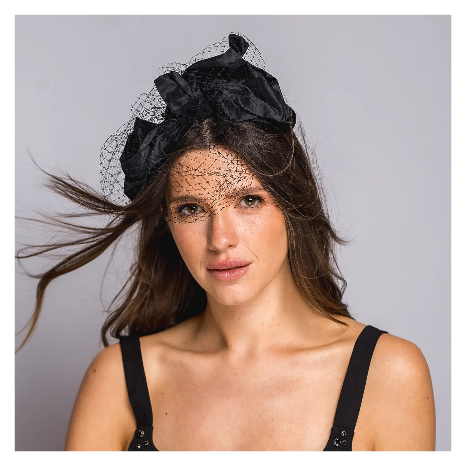 Czarna elegancka opaska z woalką i dużą kokardą