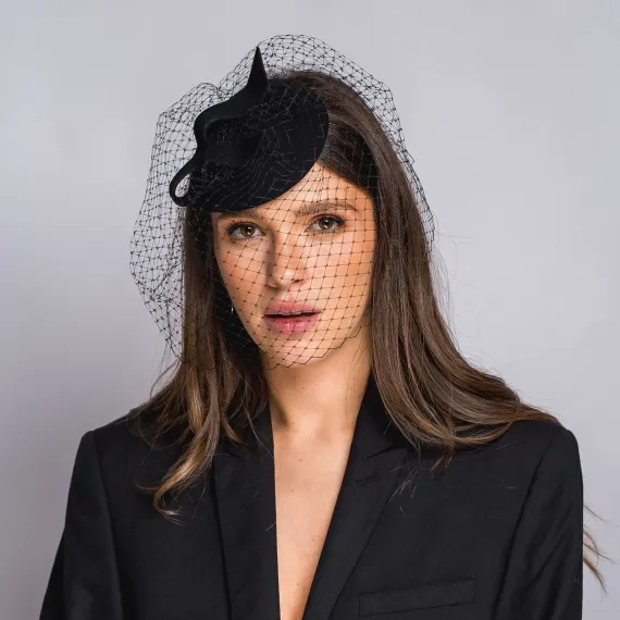 Czarny elegancki toczek z woalką