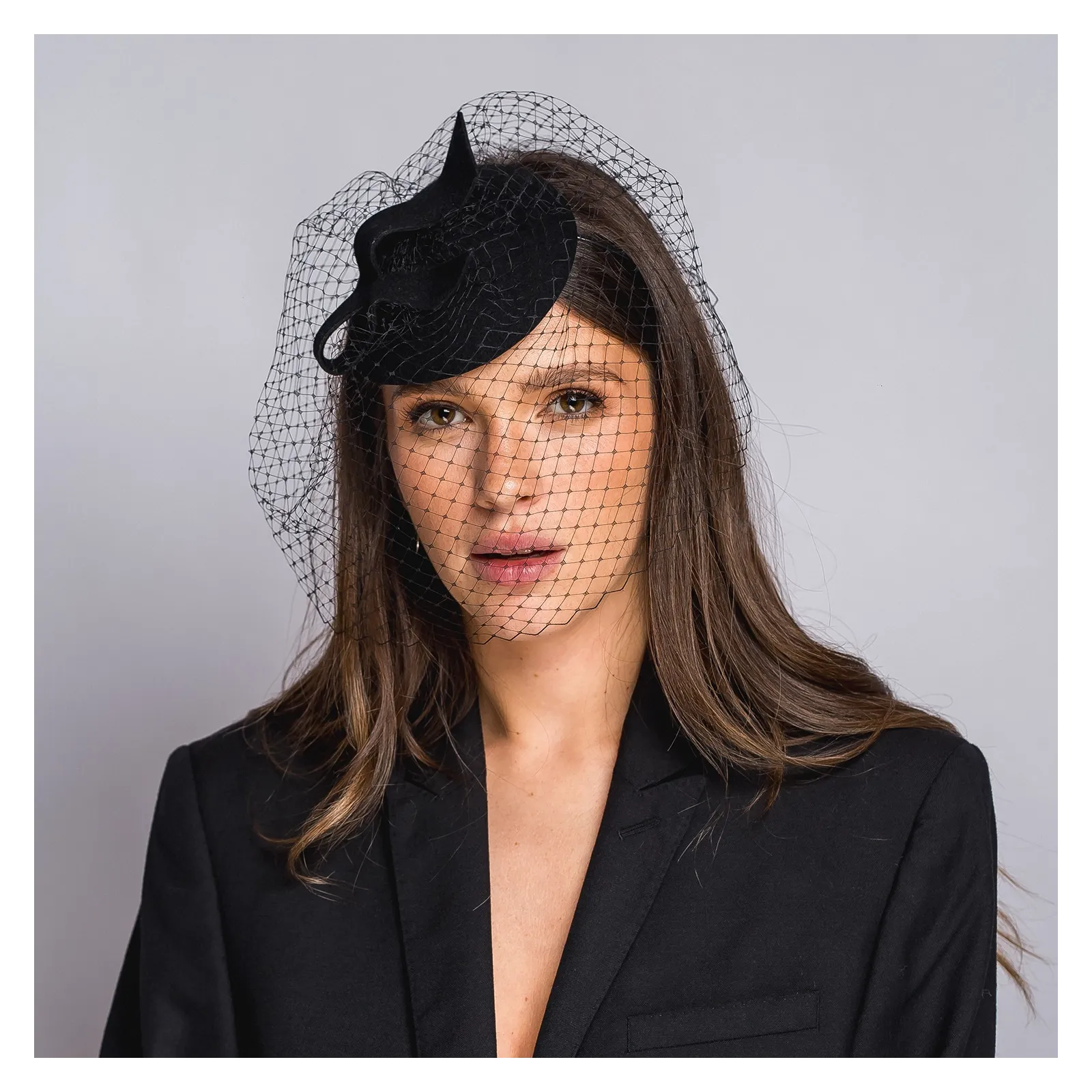 Czarny elegancki toczek z woalką