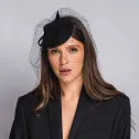 Czarny elegancki toczek z woalką