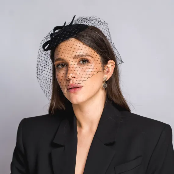 Czarny elegancki toczek z woalką