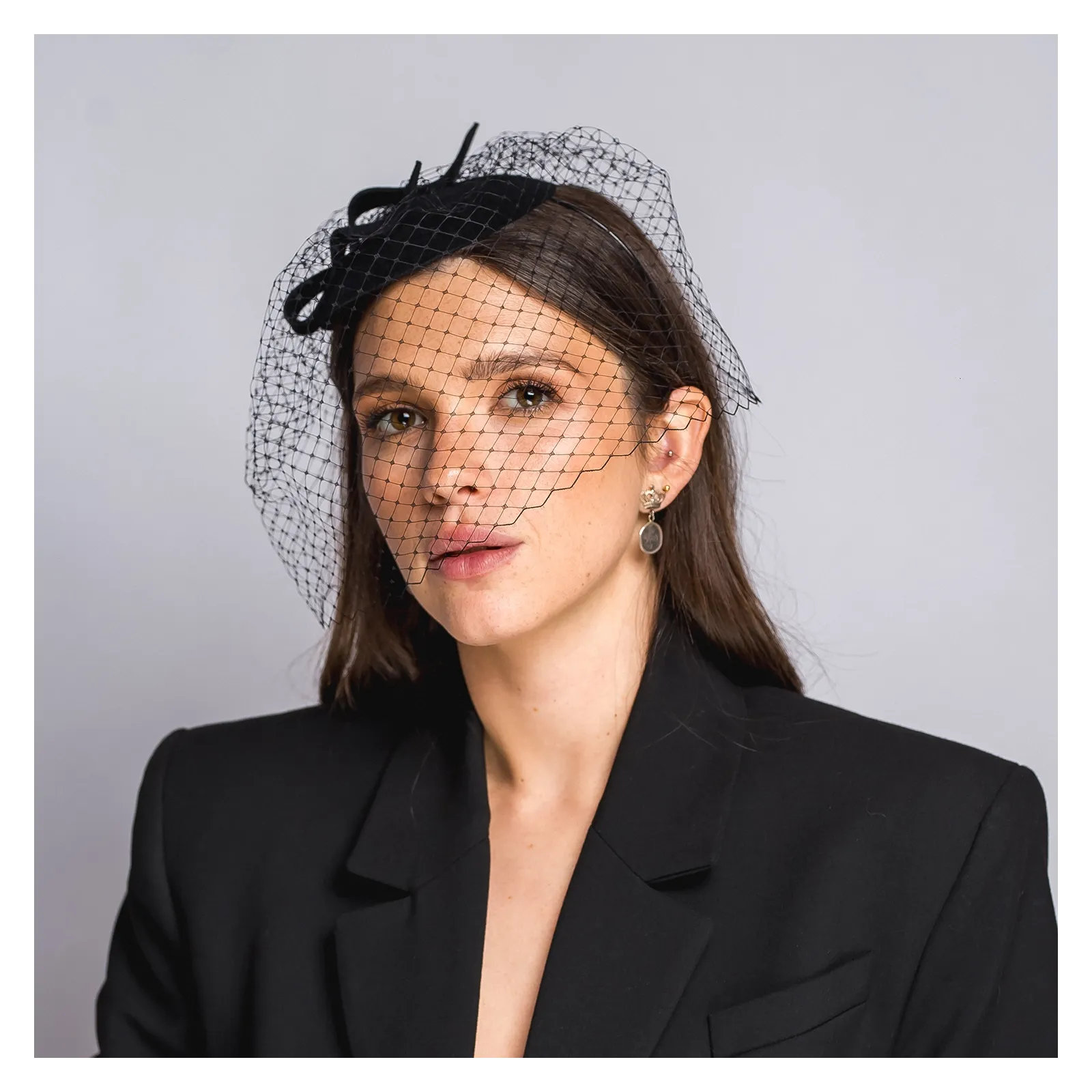 Czarny elegancki toczek z woalką