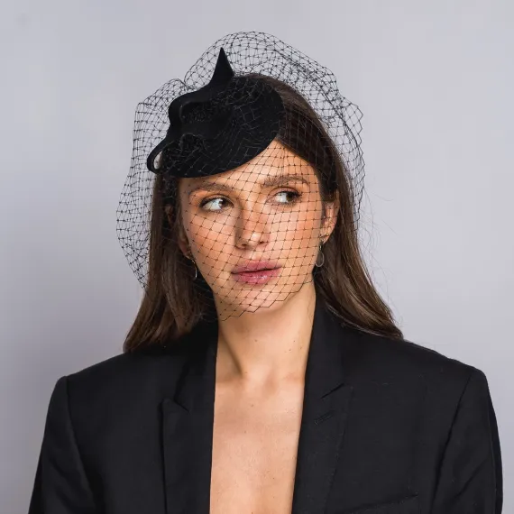 Czarny elegancki toczek z woalką