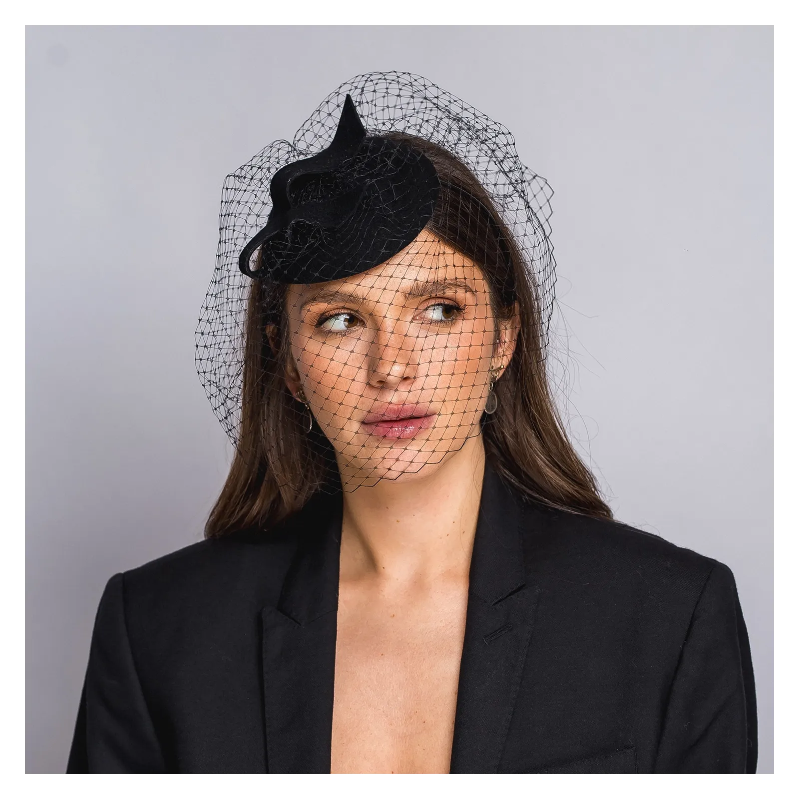 Czarny elegancki toczek z woalką