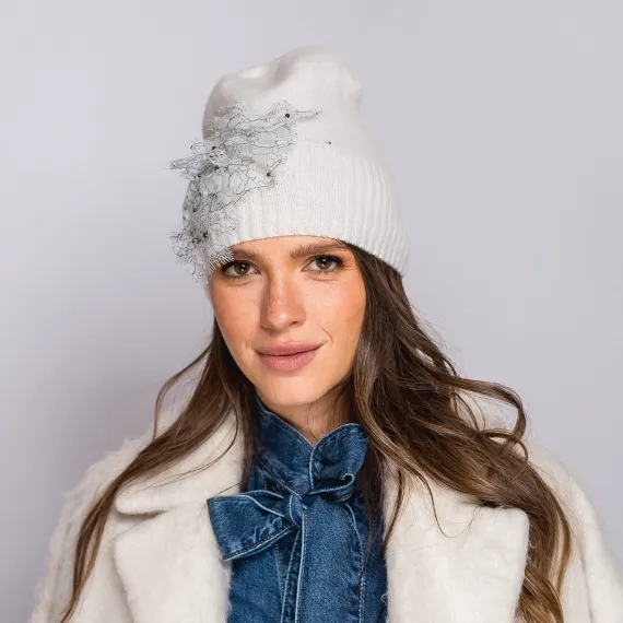 Elegancka biała czapka z koronkową aplikacją