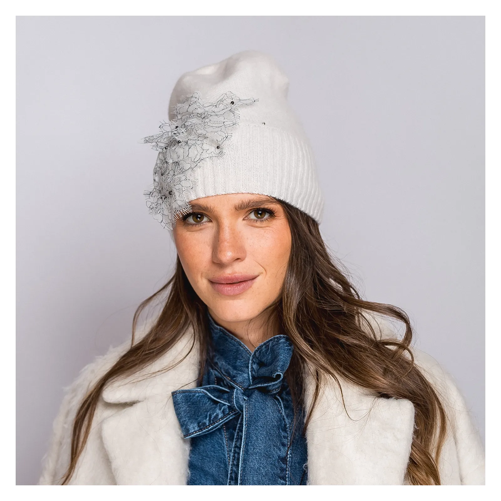 Elegancka biała czapka z koronkową aplikacją