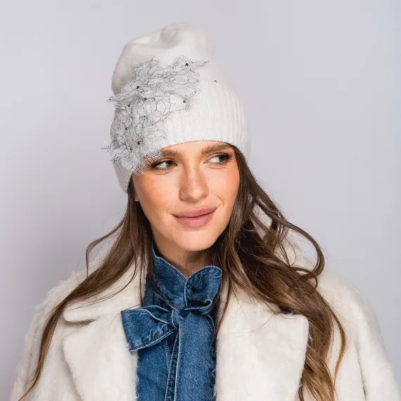 Elegancka biała czapka z koronkową aplikacją
