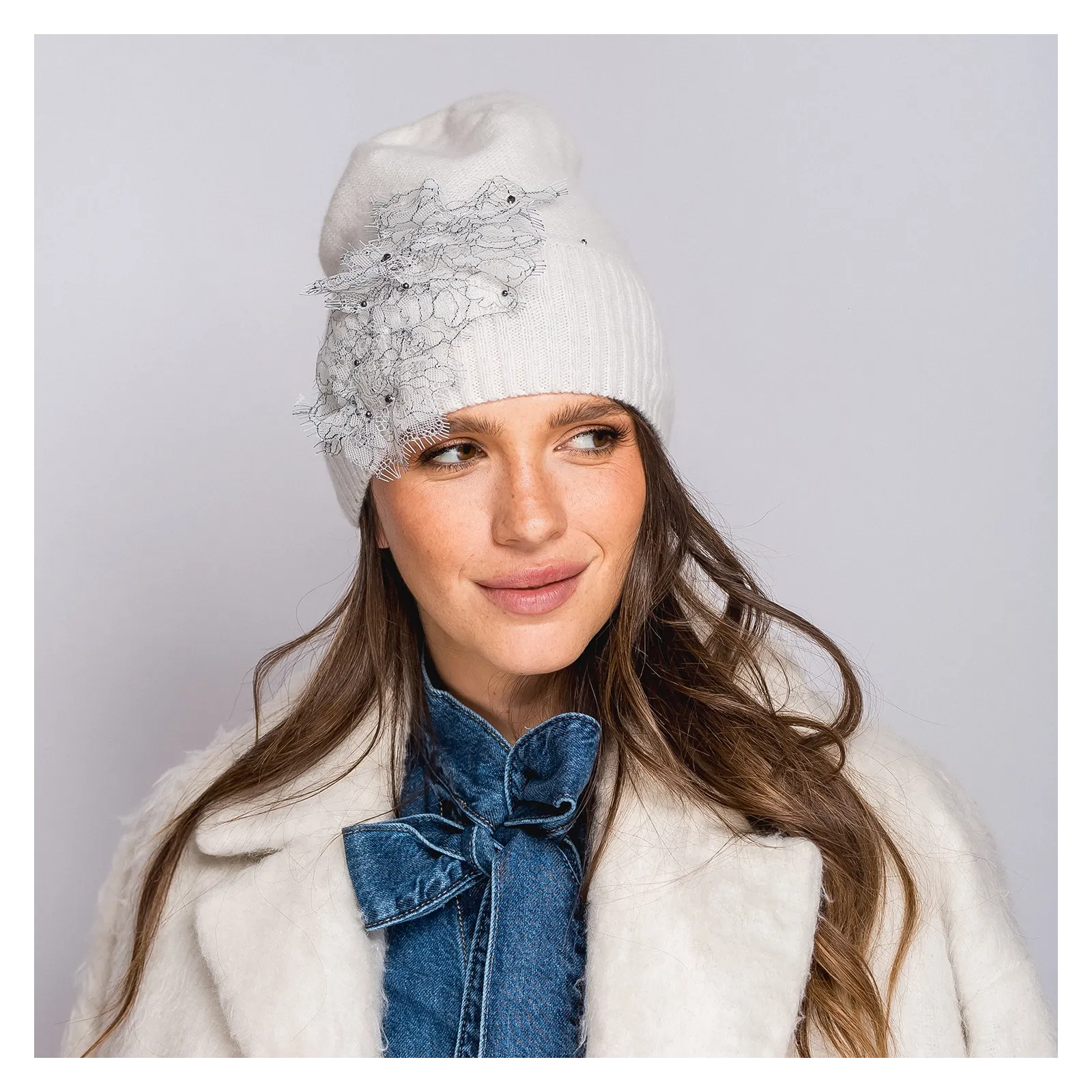 Elegancka biała czapka z koronkową aplikacją