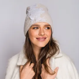 Beżowa elegancka czapka z koronką i woalką