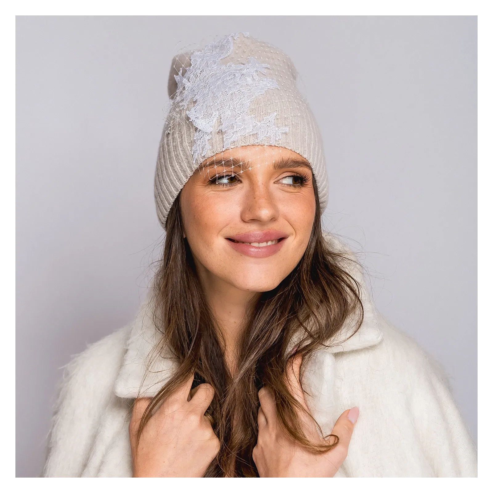 Beżowa elegancka czapka z koronką i woalką