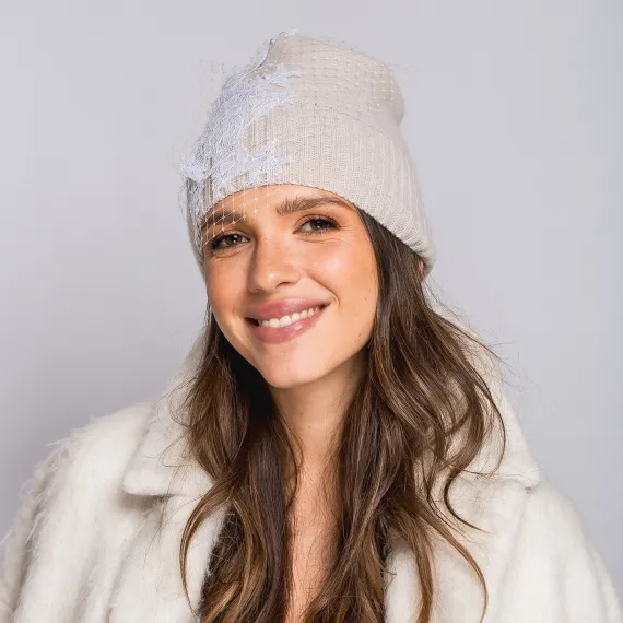 Beżowa elegancka czapka z koronką i woalką