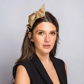 Złoty elegancki fascynator z falą