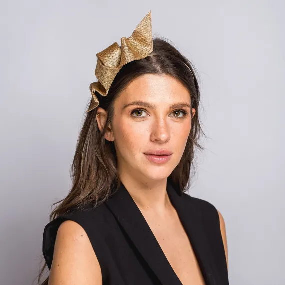 Złoty elegancki fascynator z falą