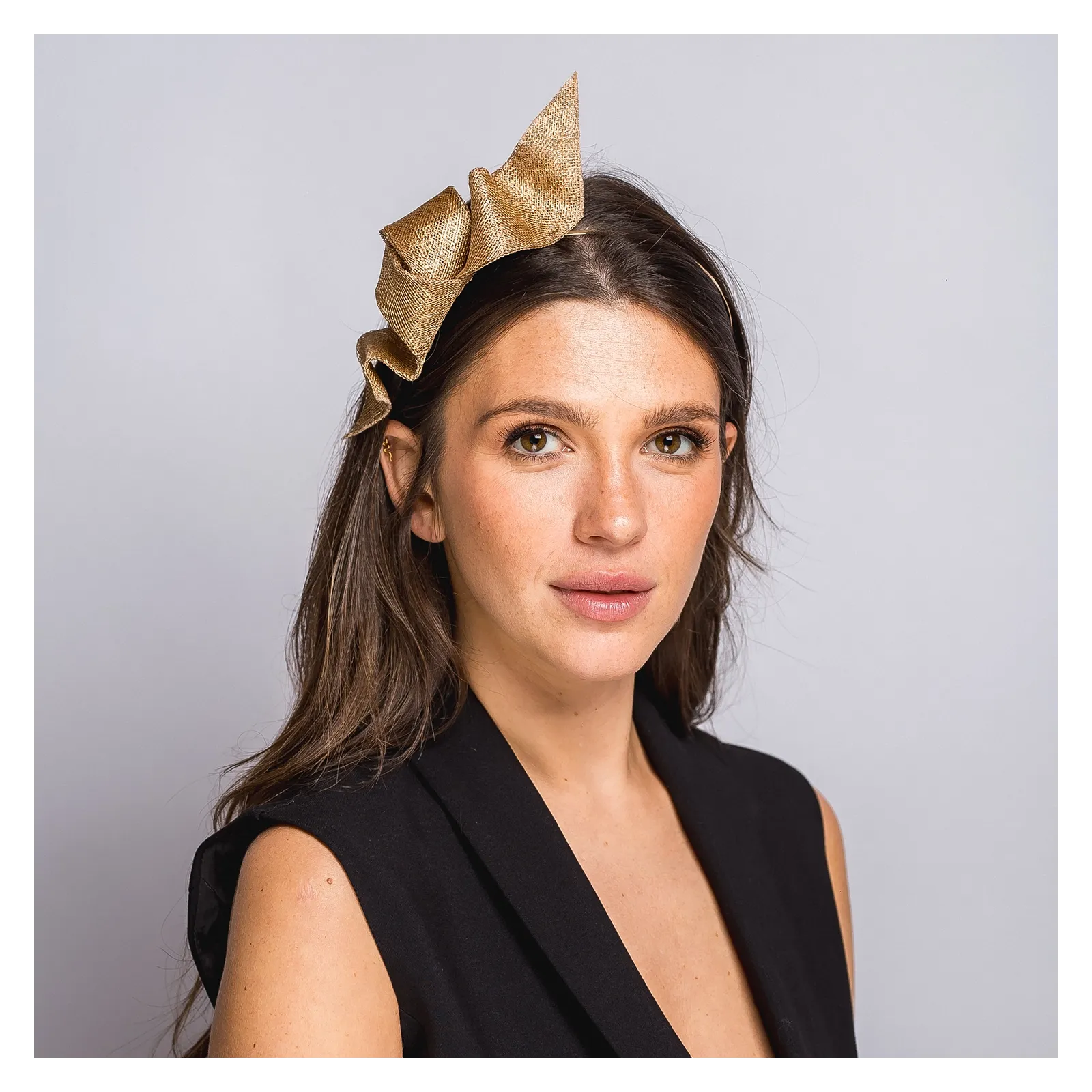 Złoty elegancki fascynator z falą