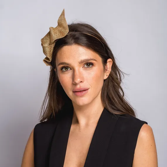 Złoty elegancki fascynator z falą