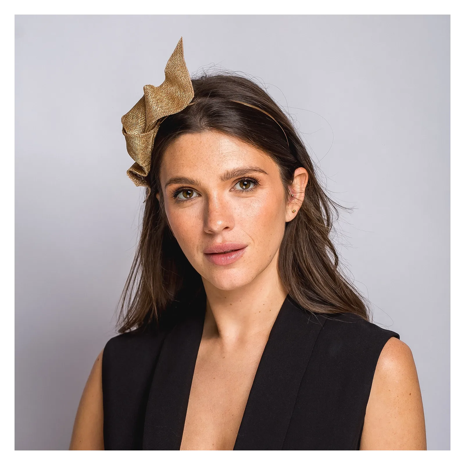 Złoty elegancki fascynator z falą