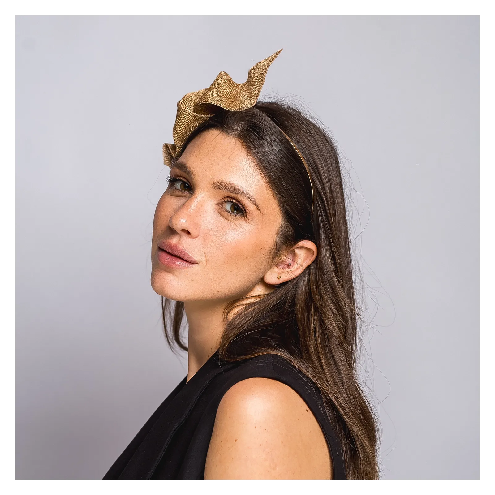 Złoty elegancki fascynator z falą