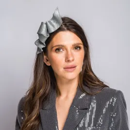 Srebrny elegancki fascynator z falą