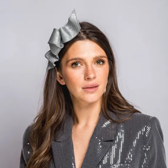 Srebrny elegancki fascynator z falą