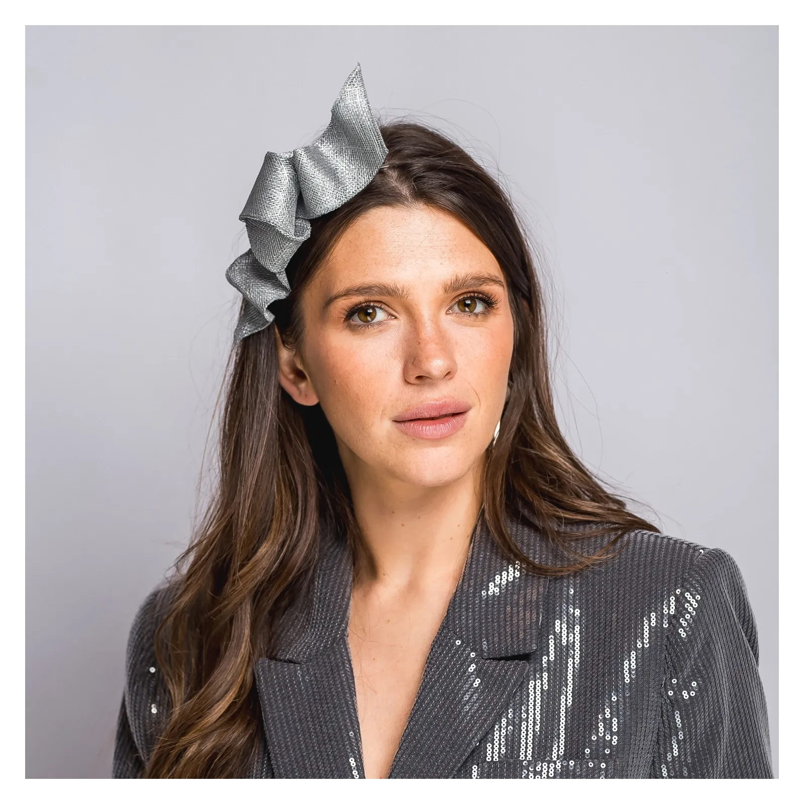 Srebrny elegancki fascynator z falą