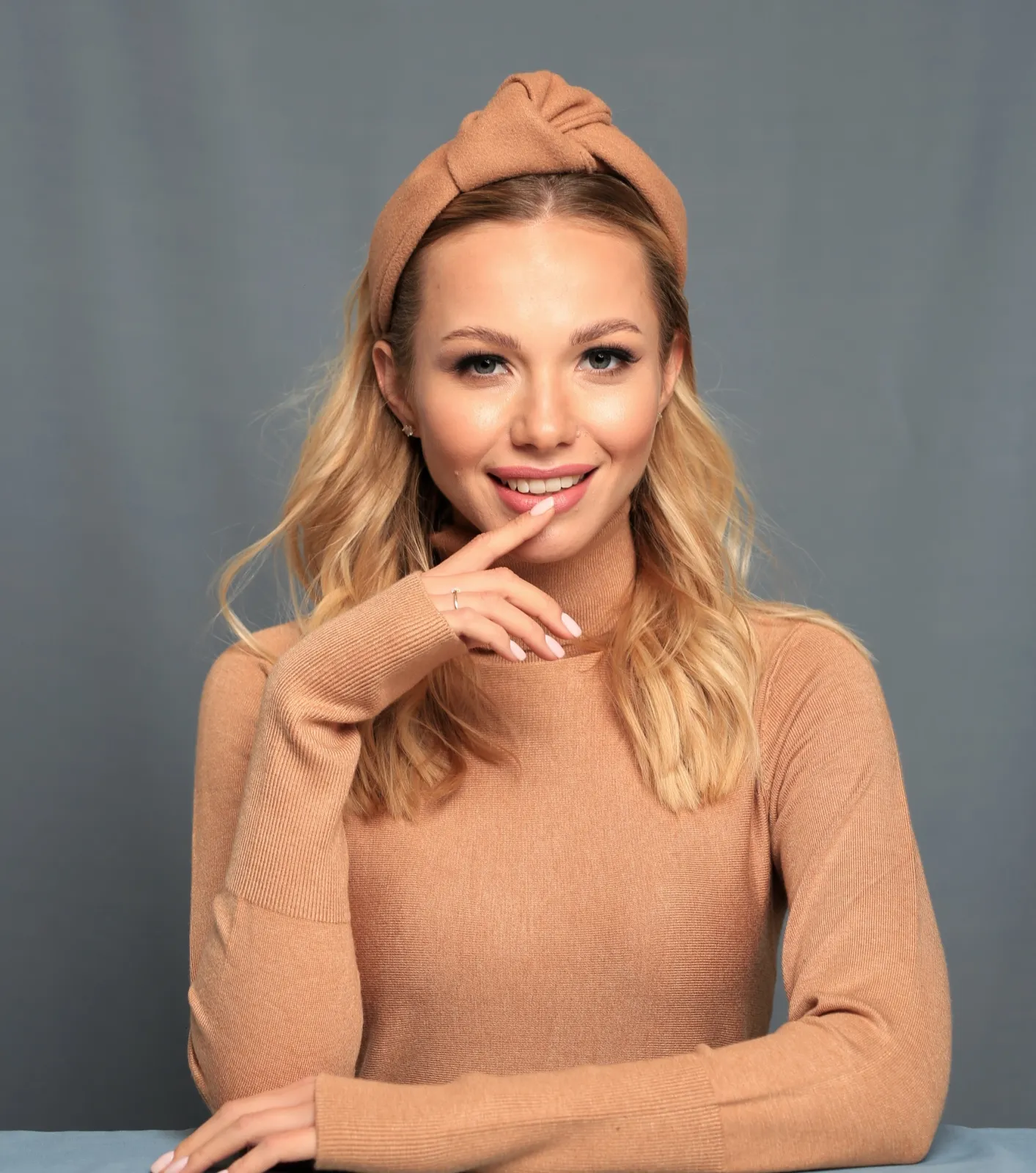 Wełniana damska opaska z ozdobnym węzłem.