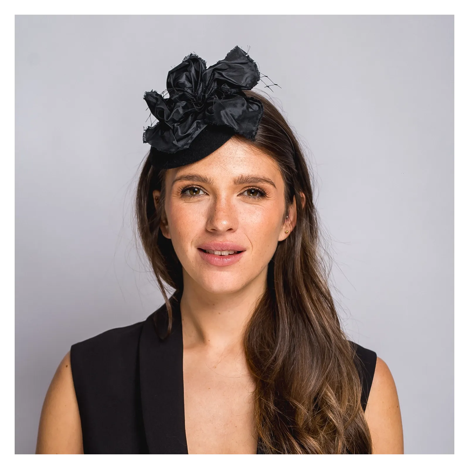 Czarny elegancki toczek na opasce z kwiatem i woalką