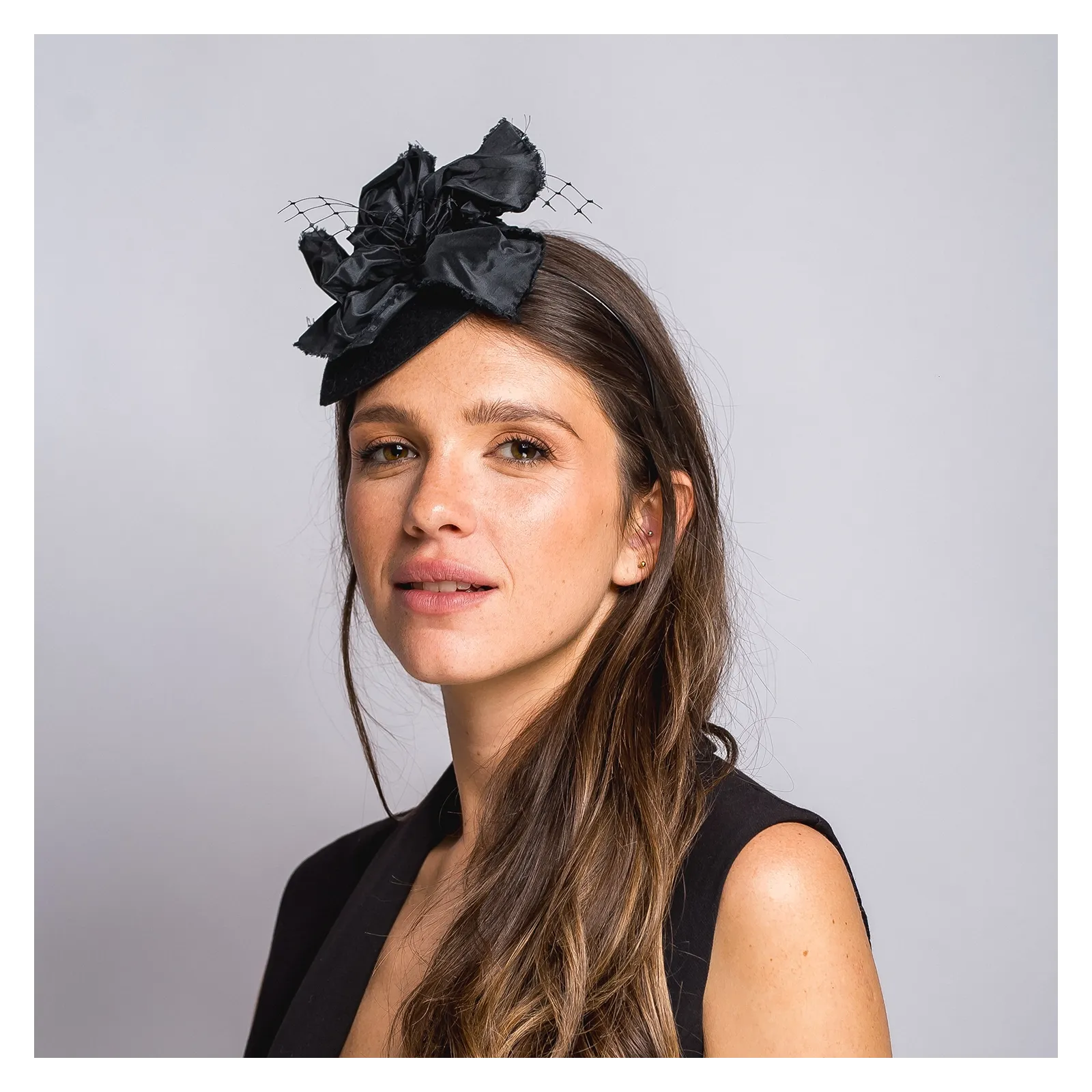 Czarny elegancki toczek na opasce z kwiatem i woalką