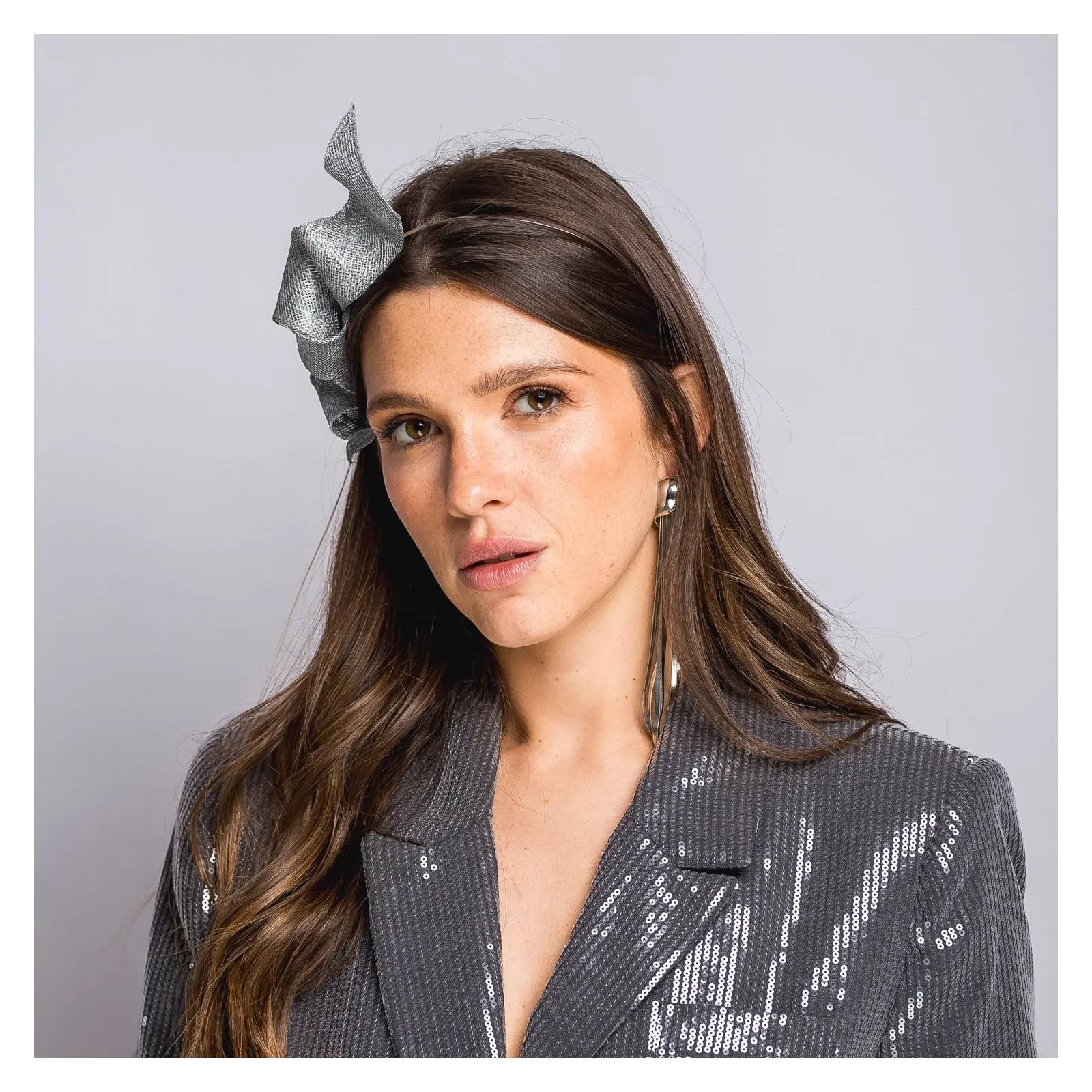 Srebrny elegancki fascynator z falą