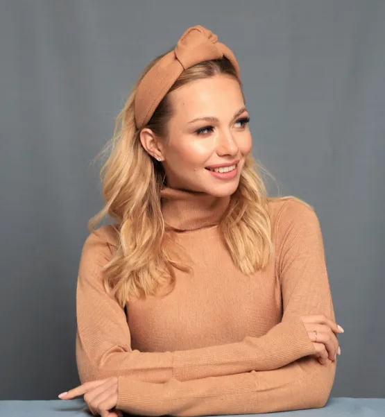 Wełniana damska opaska z ozdobnym węzłem.