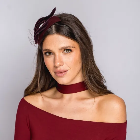 Bordowy elegancki fascynator z woalką