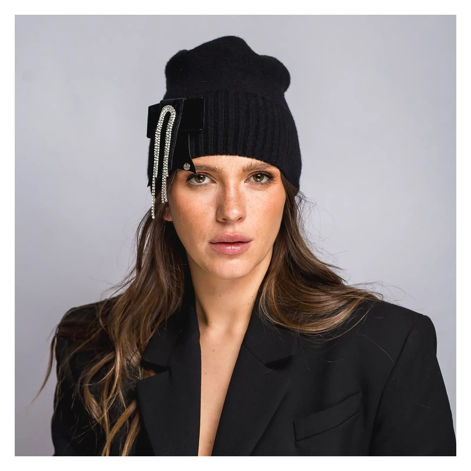 Czarna elegancka czapka z kokardą i cyrkoniami