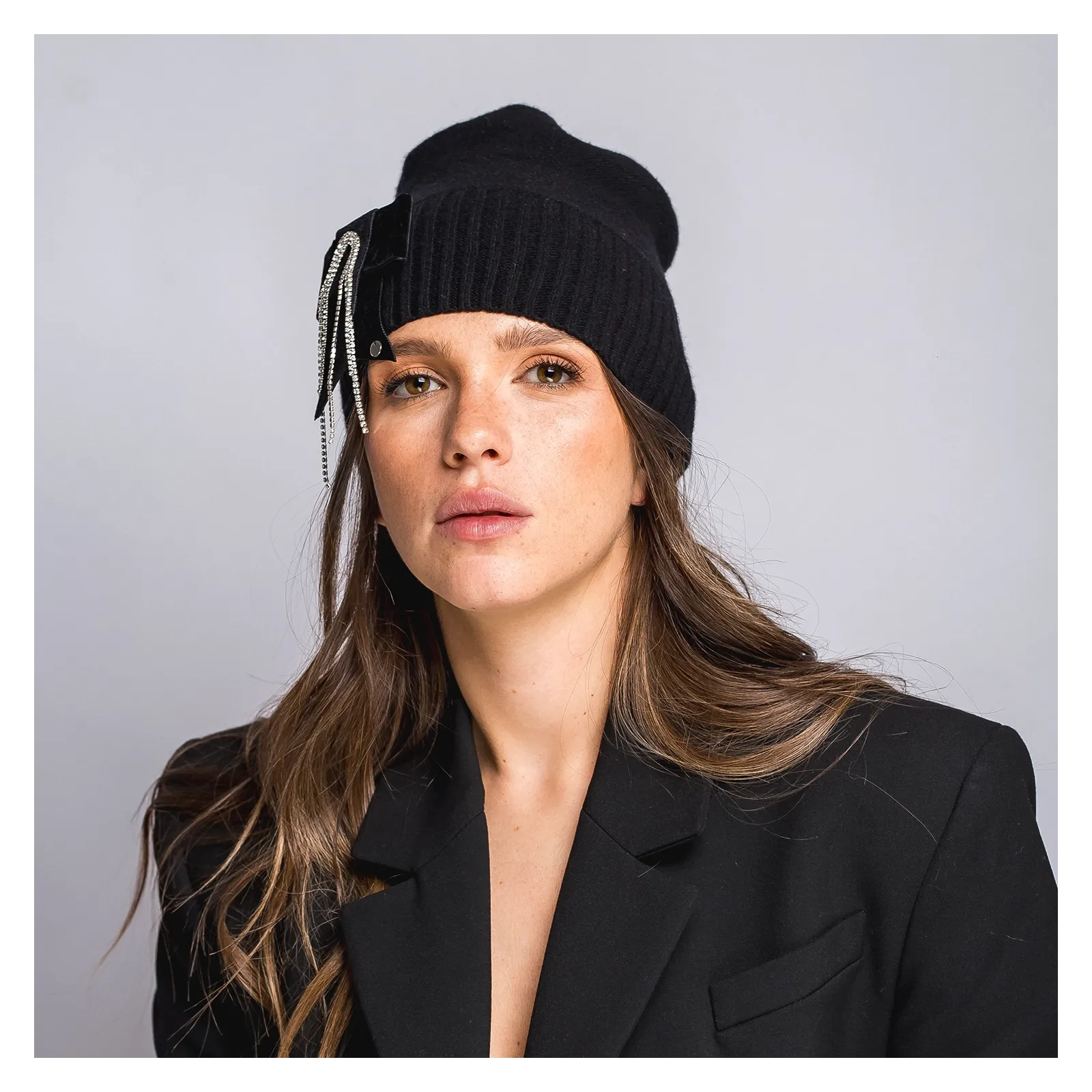 Czarna elegancka czapka z kokardą i cyrkoniami