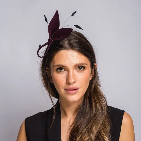 Bordowy elegancki fascynator z ozdobnymi piórkami