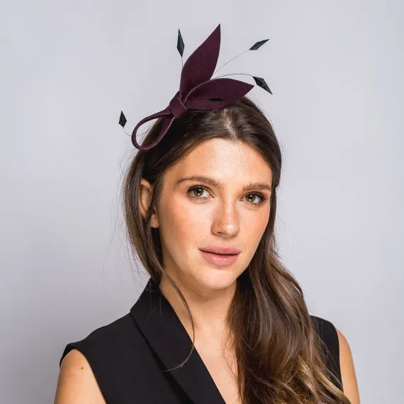 Bordowy elegancki fascynator z ozdobnymi piórkami