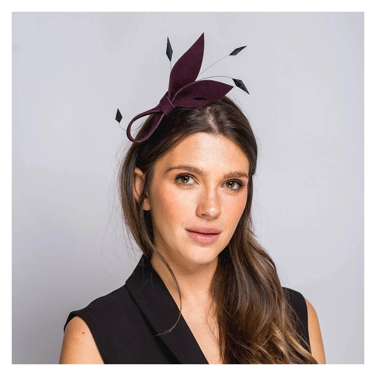 Bordowy elegancki fascynator z ozdobnymi piórkami