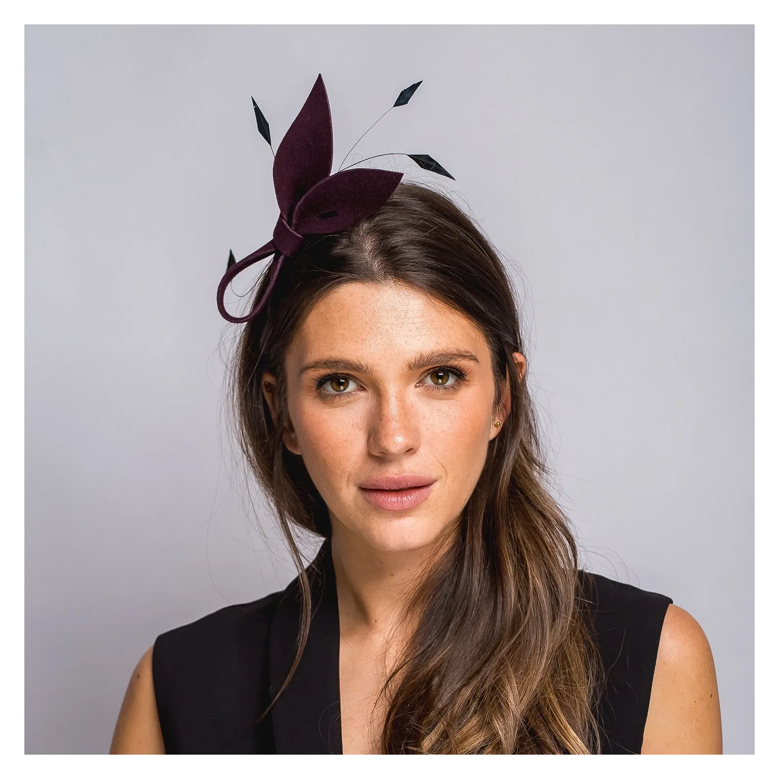 Bordowy elegancki fascynator z ozdobnymi piórkami