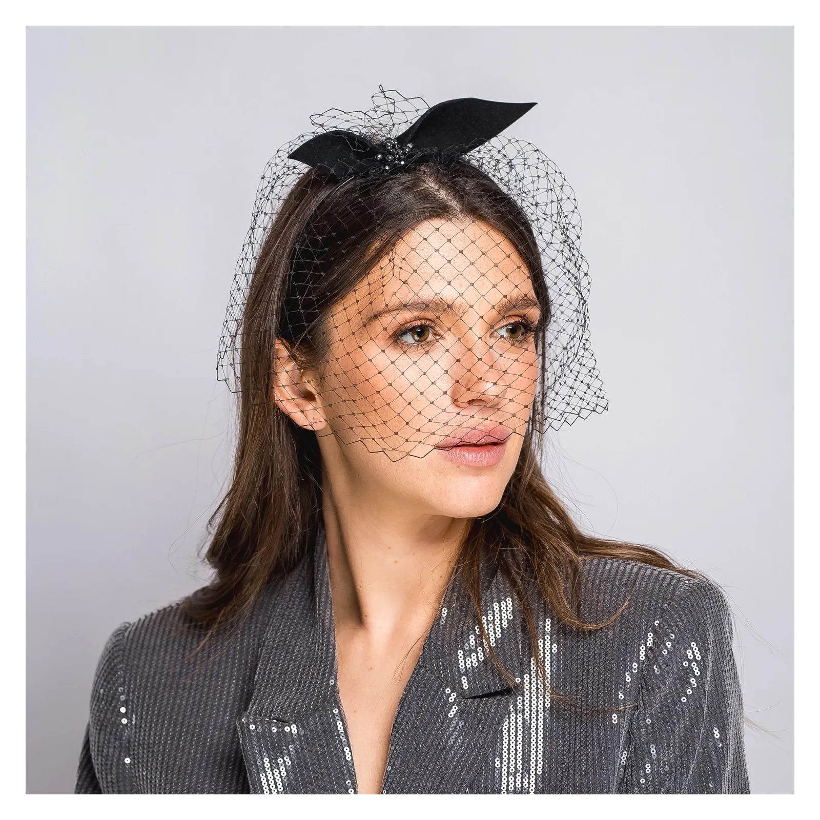 Czarny elegancki fascynator uszokokarda z woalką