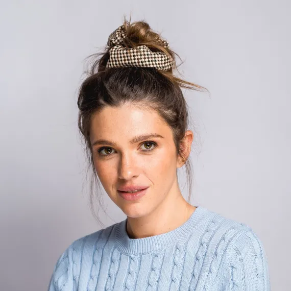 Beżowo-czarna elegancka gumka scrunchie w pepitkę