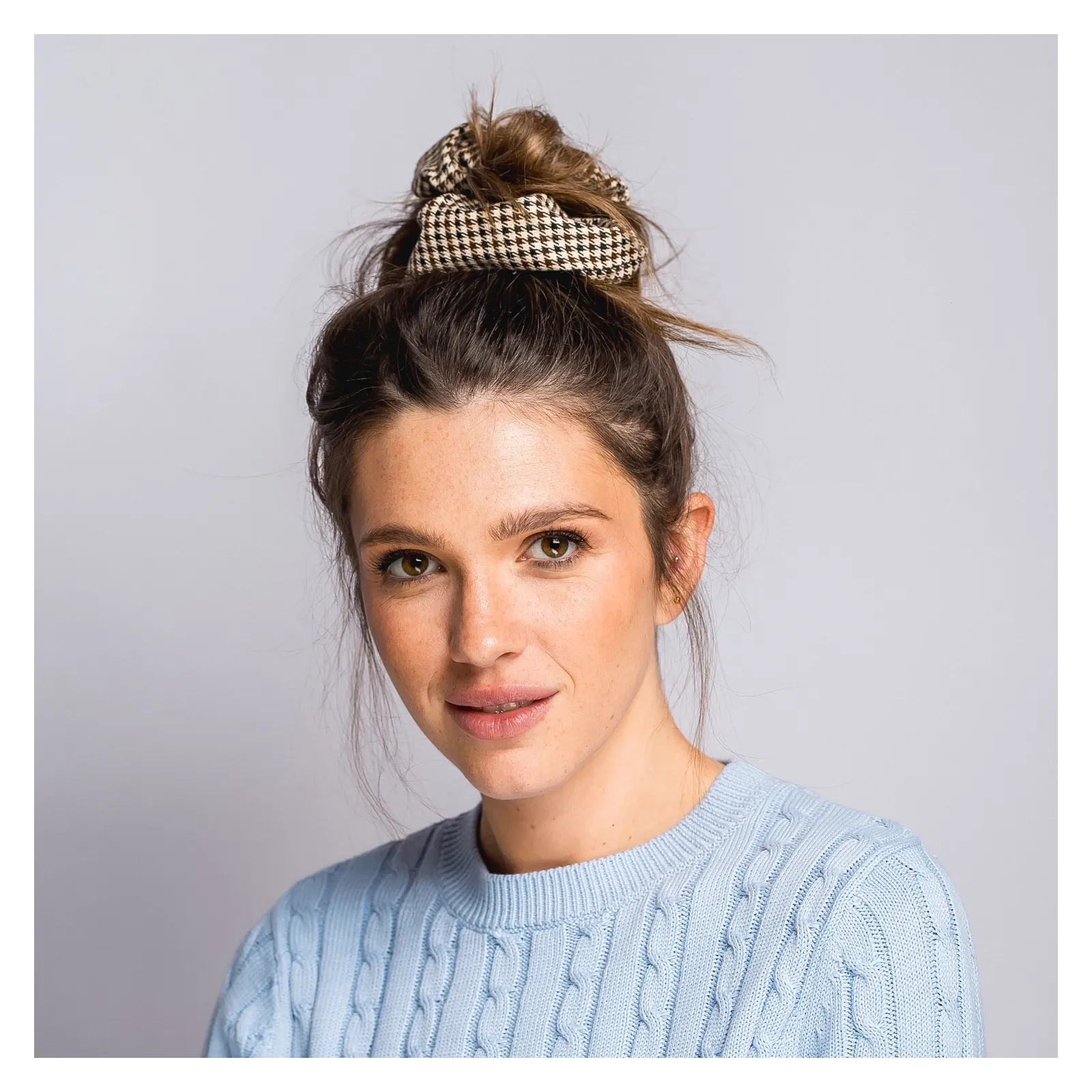 Beżowo-czarna elegancka gumka scrunchie w pepitkę