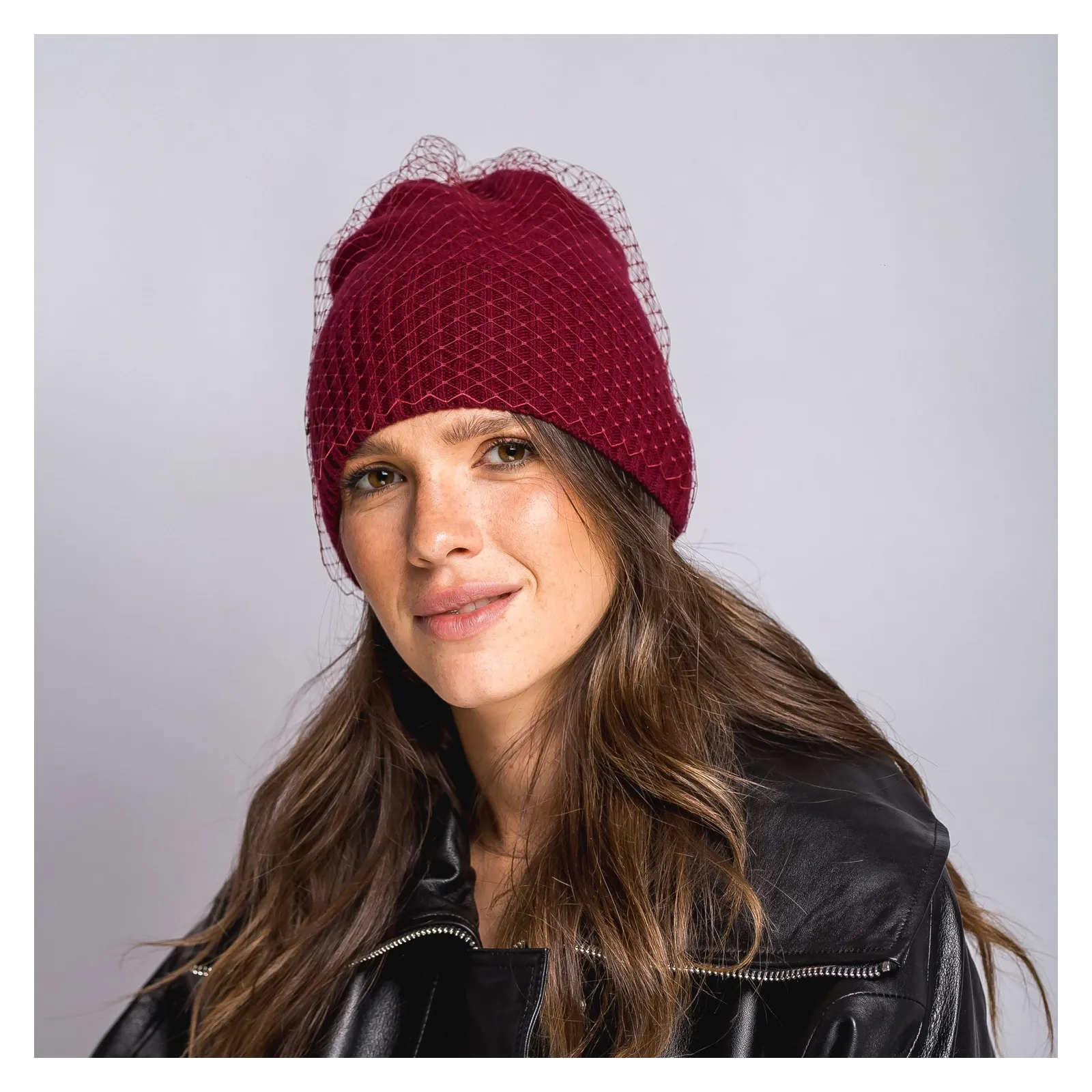 Bordowa elegancka czapka z woalką