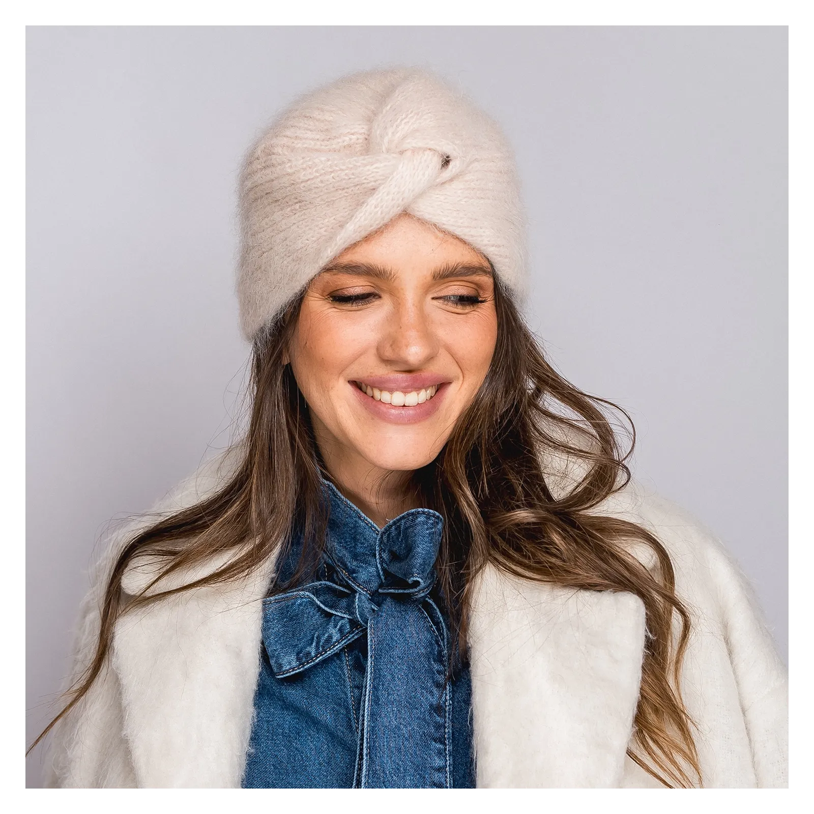 Modna i stylowa beżowa czapka turban