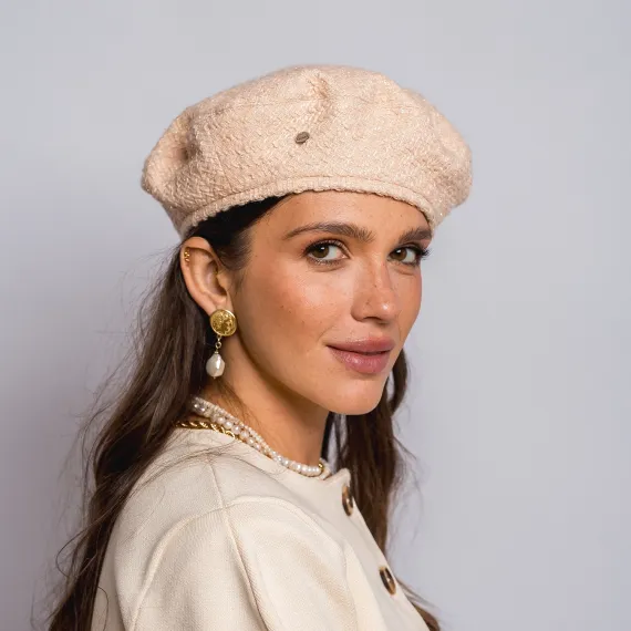 Beżowy tweedowy beret.